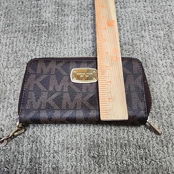 Michael Kors Wristlet Wallet Brown Zip Around Size Small - Picture 3 of 9